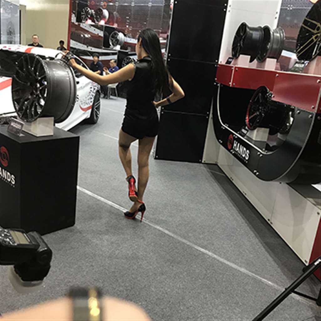 图片[3]-[辉辉赛贴-韩国改装车展]极品灰色丝袜美腿女神车模-街拍流行馆