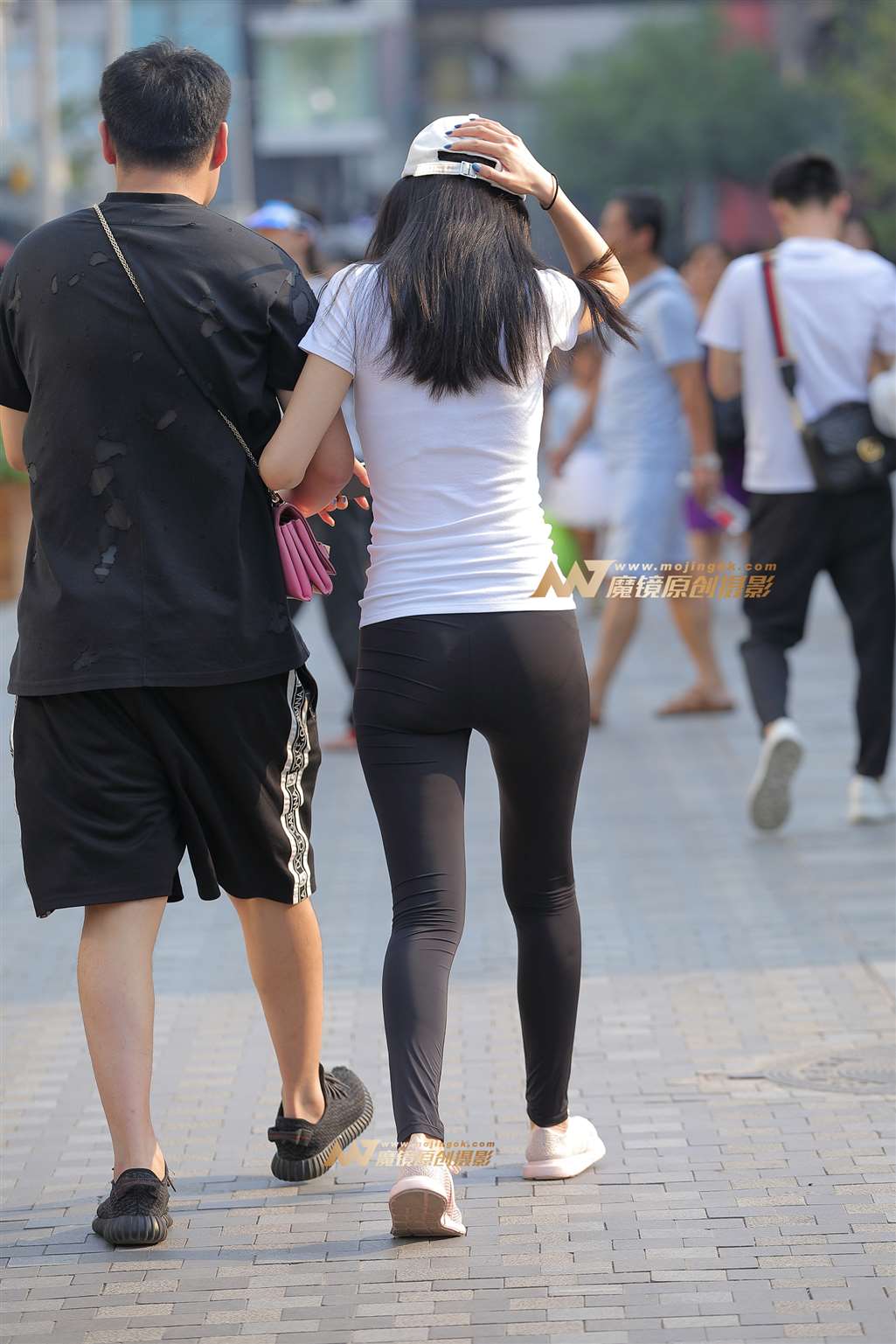 图片[2]-【视觉冲击赛帖】黑白配，紧致打扮，女友-街拍流行馆