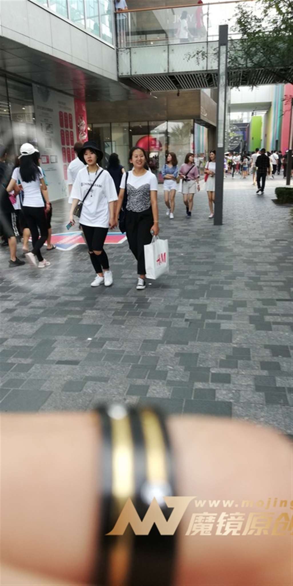 图片[3]-【视觉冲击赛帖】黑白配，紧致打扮，女友-街拍流行馆