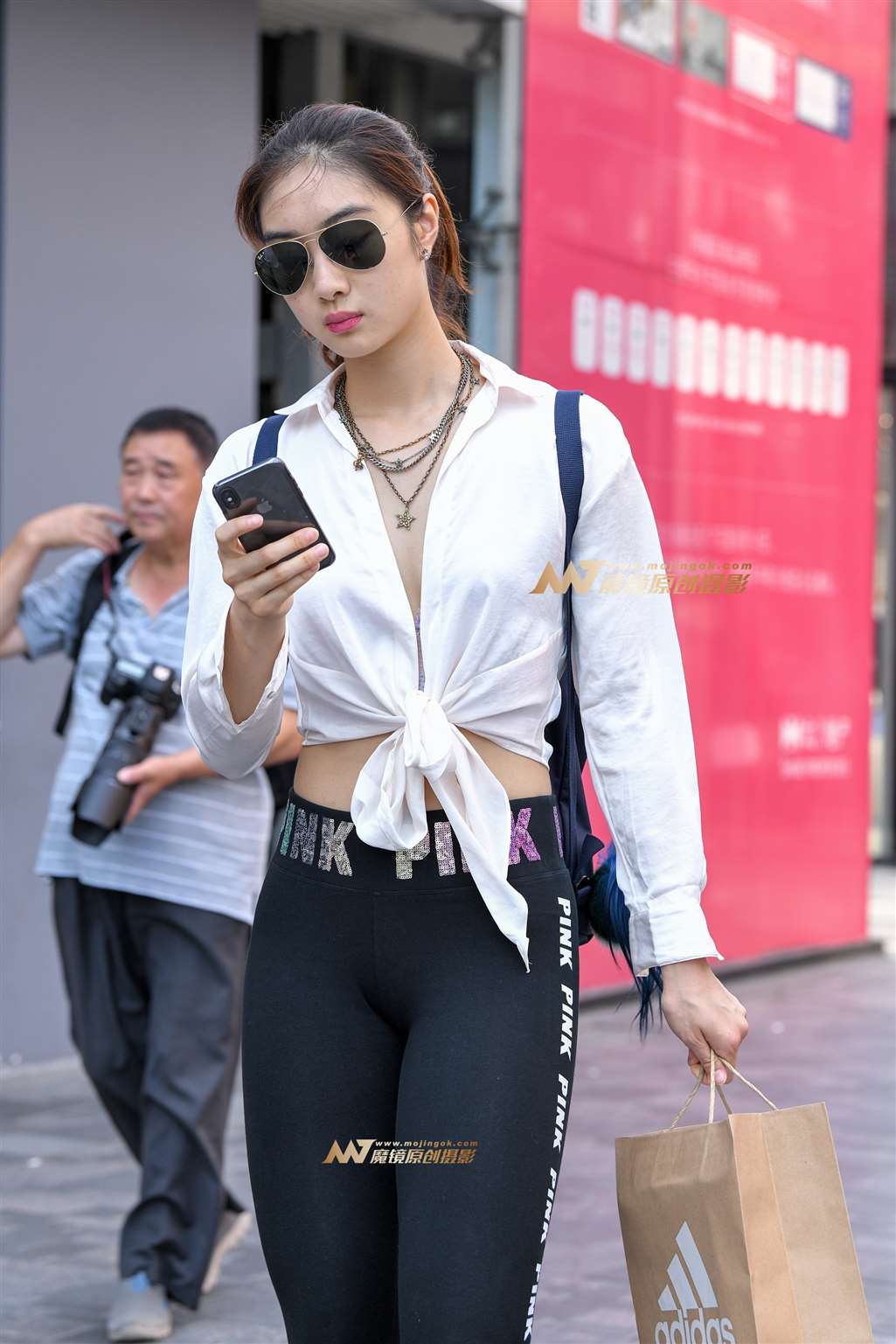 图片[1]-【久久赛帖】紧身运动黑裤女孩-街拍流行馆