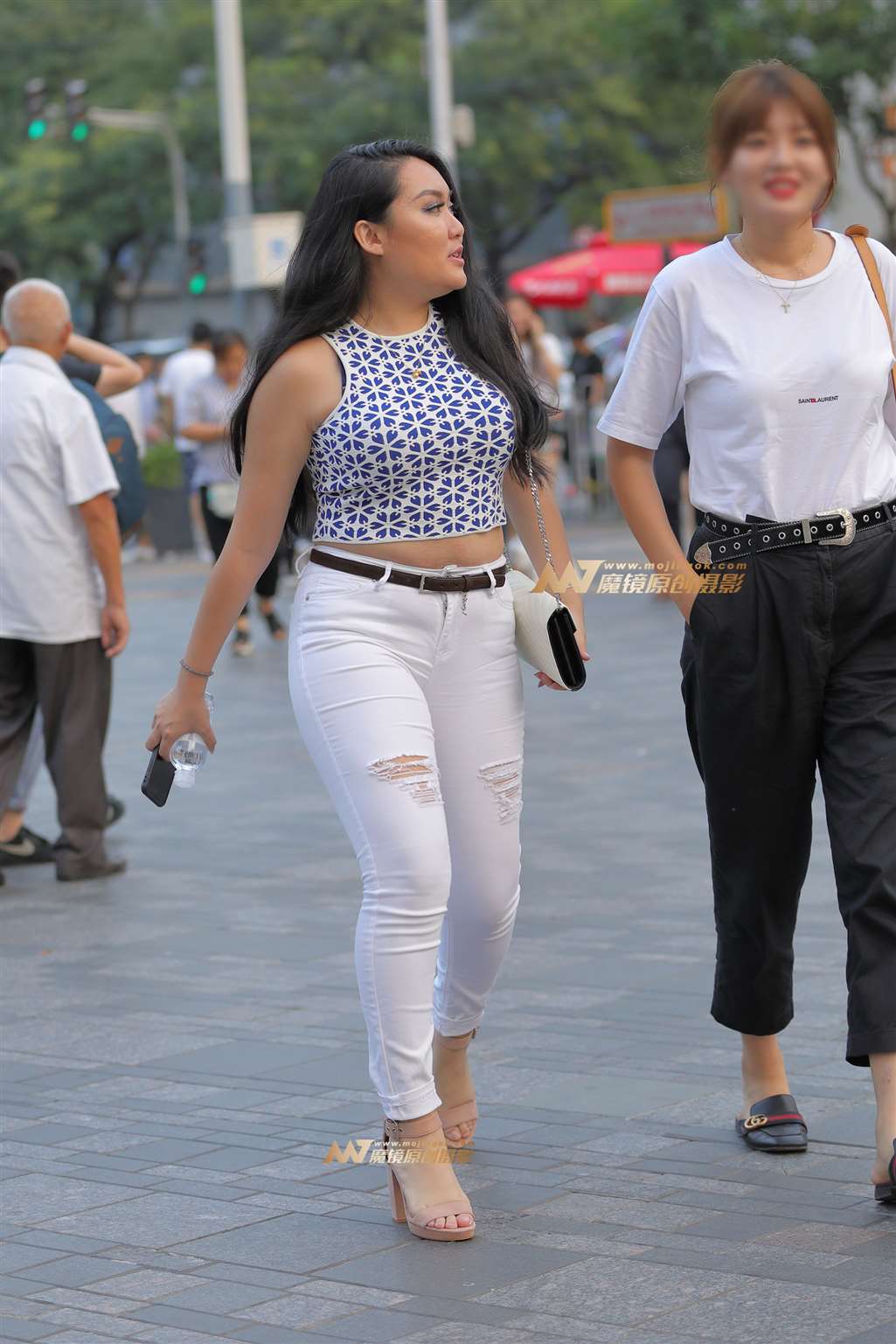 图片[3]-紧致白裤，丰腴的熟女-街拍流行馆