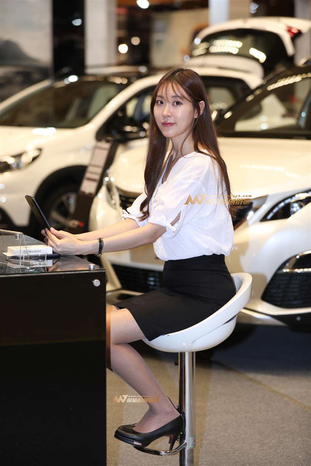 图片[1]-[辉辉赛贴-韩国改装车展]温婉恬淡的银葱丝袜前台妹子-街拍流行馆