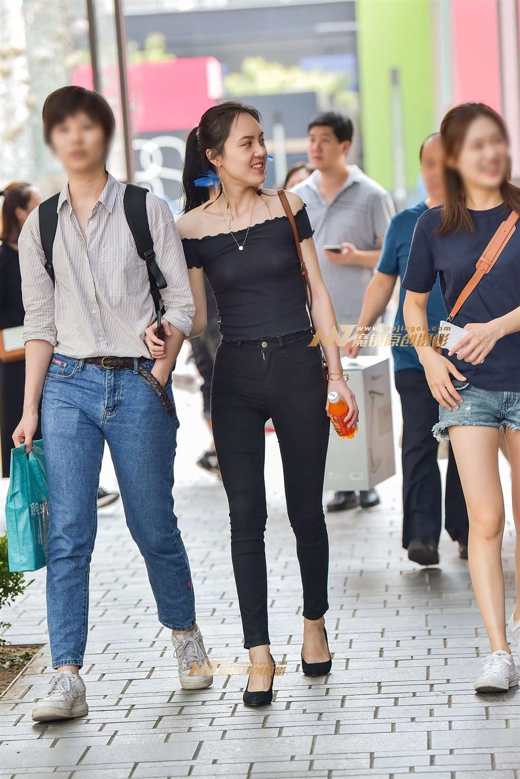 图片[2]-黑色一字肩紧牛长腿美女-街拍流行馆