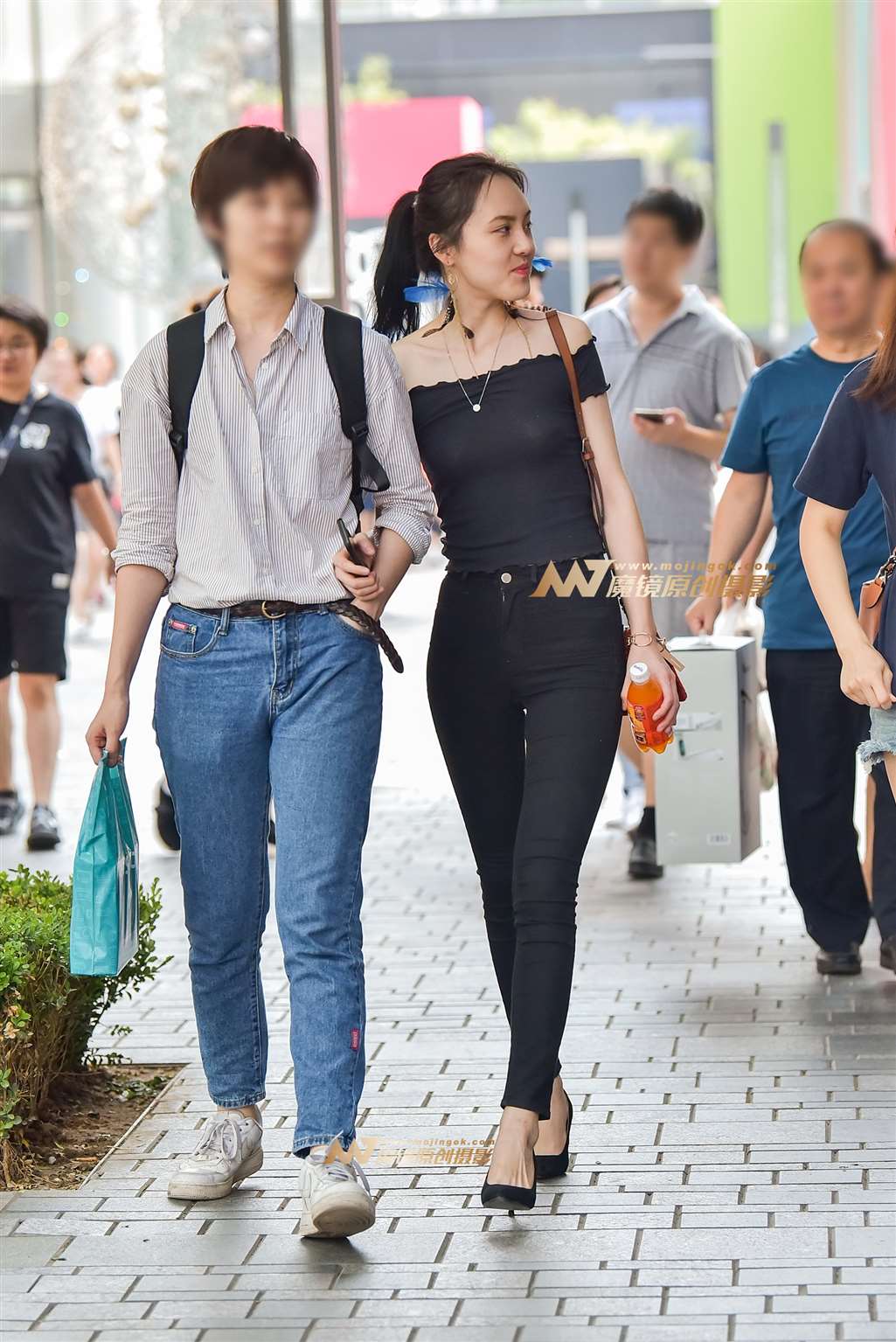 图片[3]-黑色一字肩紧牛长腿美女-街拍流行馆