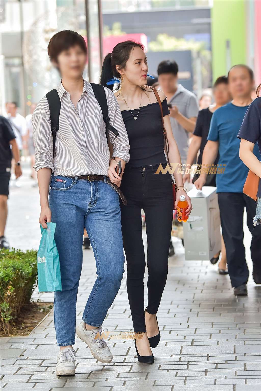 图片[4]-黑色一字肩紧牛长腿美女-街拍流行馆