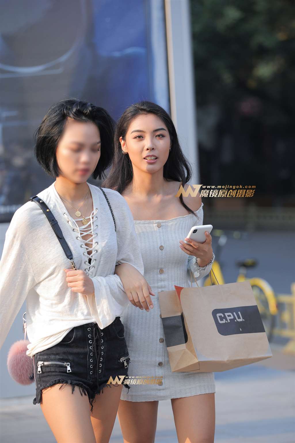 图片[1]-【视觉冲击赛帖】她-倩影这身段，特迷人-街拍流行馆