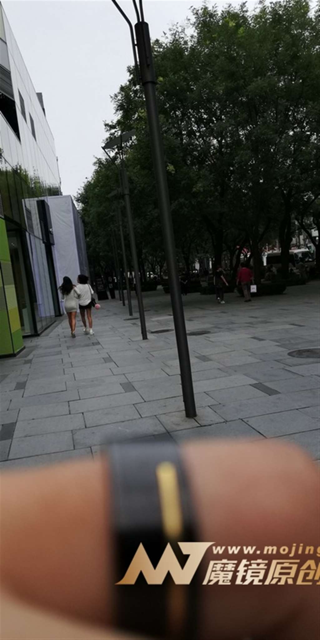 图片[3]-【视觉冲击赛帖】她-倩影这身段，特迷人-街拍流行馆