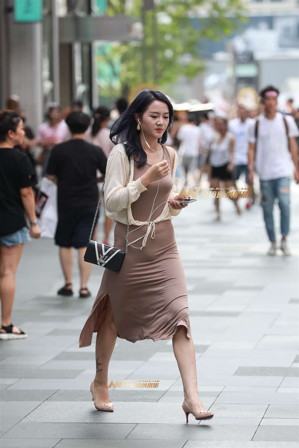 图片[1]-【凯恩赛帖】成熟美女的贴身长裙-街拍流行馆