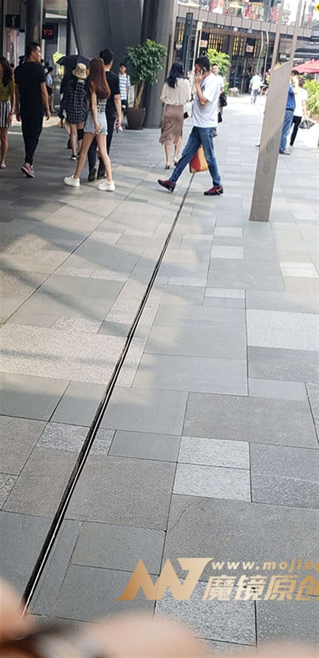 图片[3]-【凯恩赛帖】成熟美女的贴身长裙-街拍流行馆
