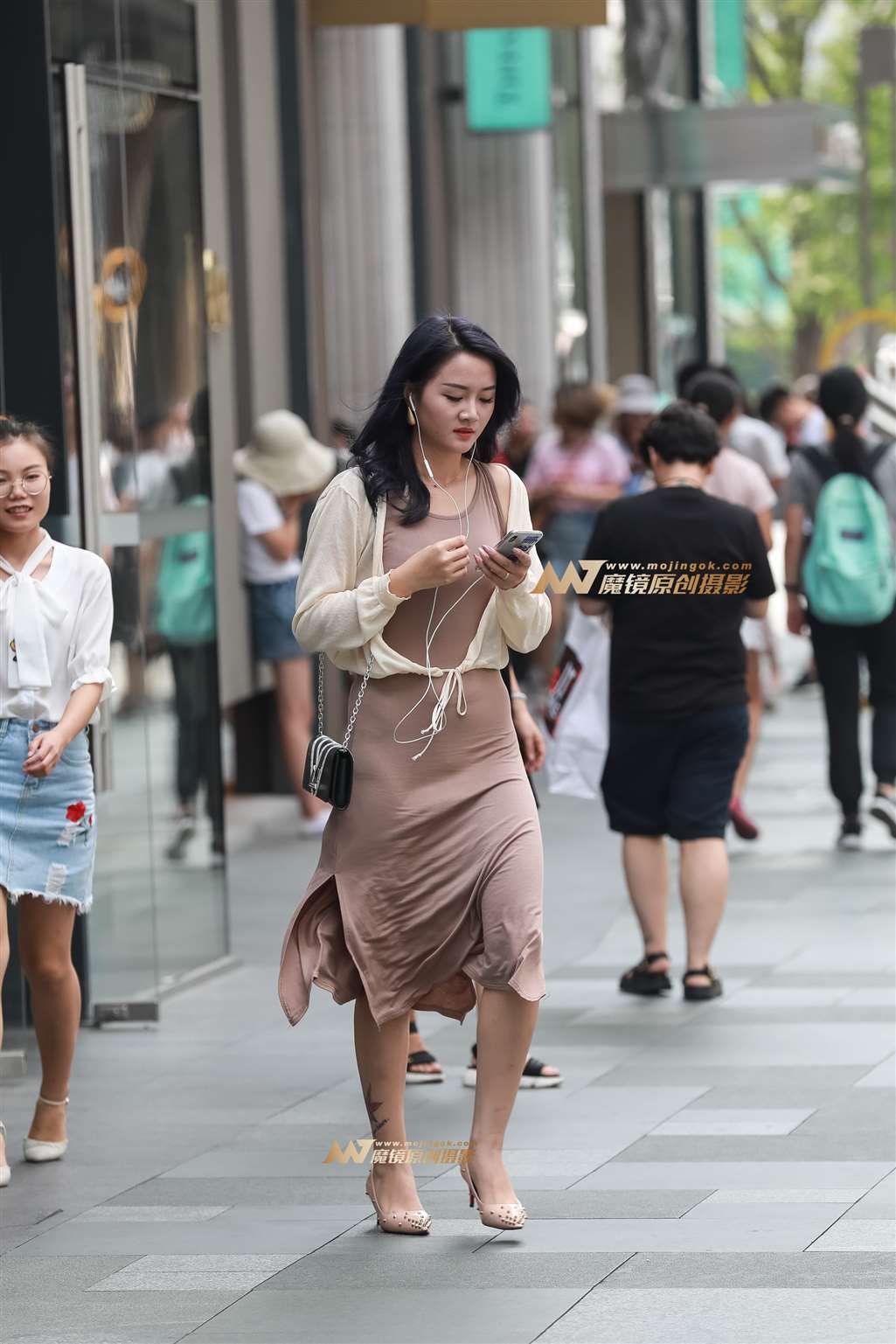 图片[4]-【凯恩赛帖】成熟美女的贴身长裙-街拍流行馆