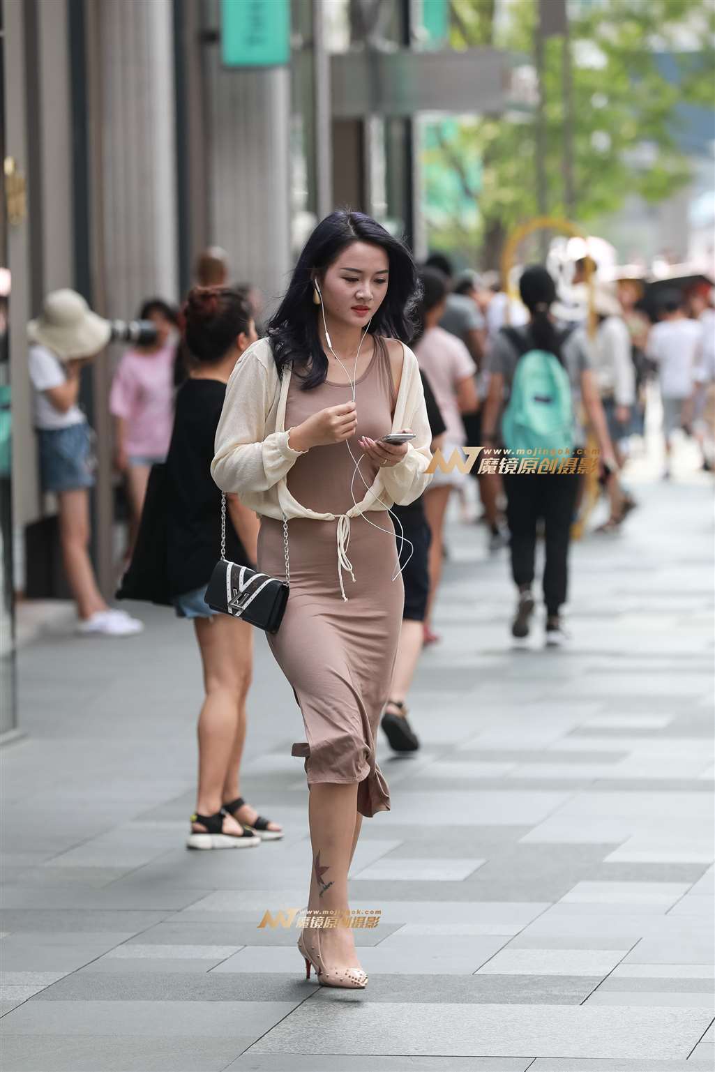 图片[5]-【凯恩赛帖】成熟美女的贴身长裙-街拍流行馆