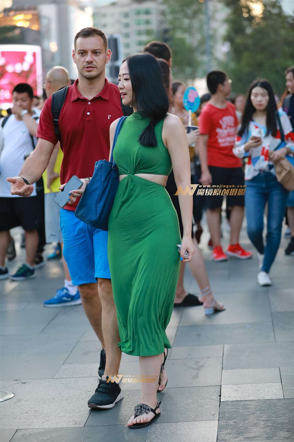 图片[1]-【凯恩赛帖】蓝裙丰满少妇-街拍流行馆