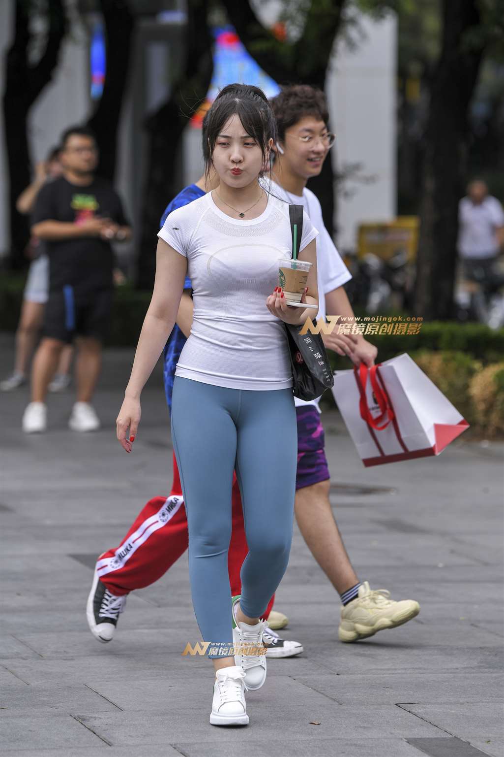 图片[4]-【久久赛帖】浅蓝色瑜伽裤美女-街拍流行馆