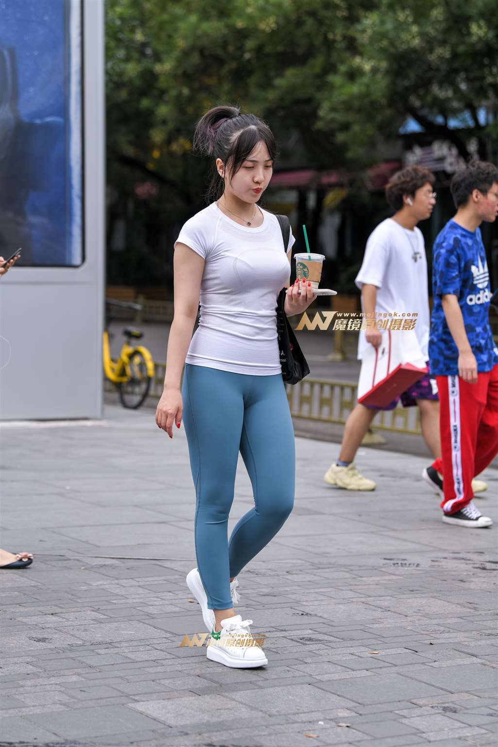 图片[1]-【久久赛帖】浅蓝色瑜伽裤美女-街拍流行馆