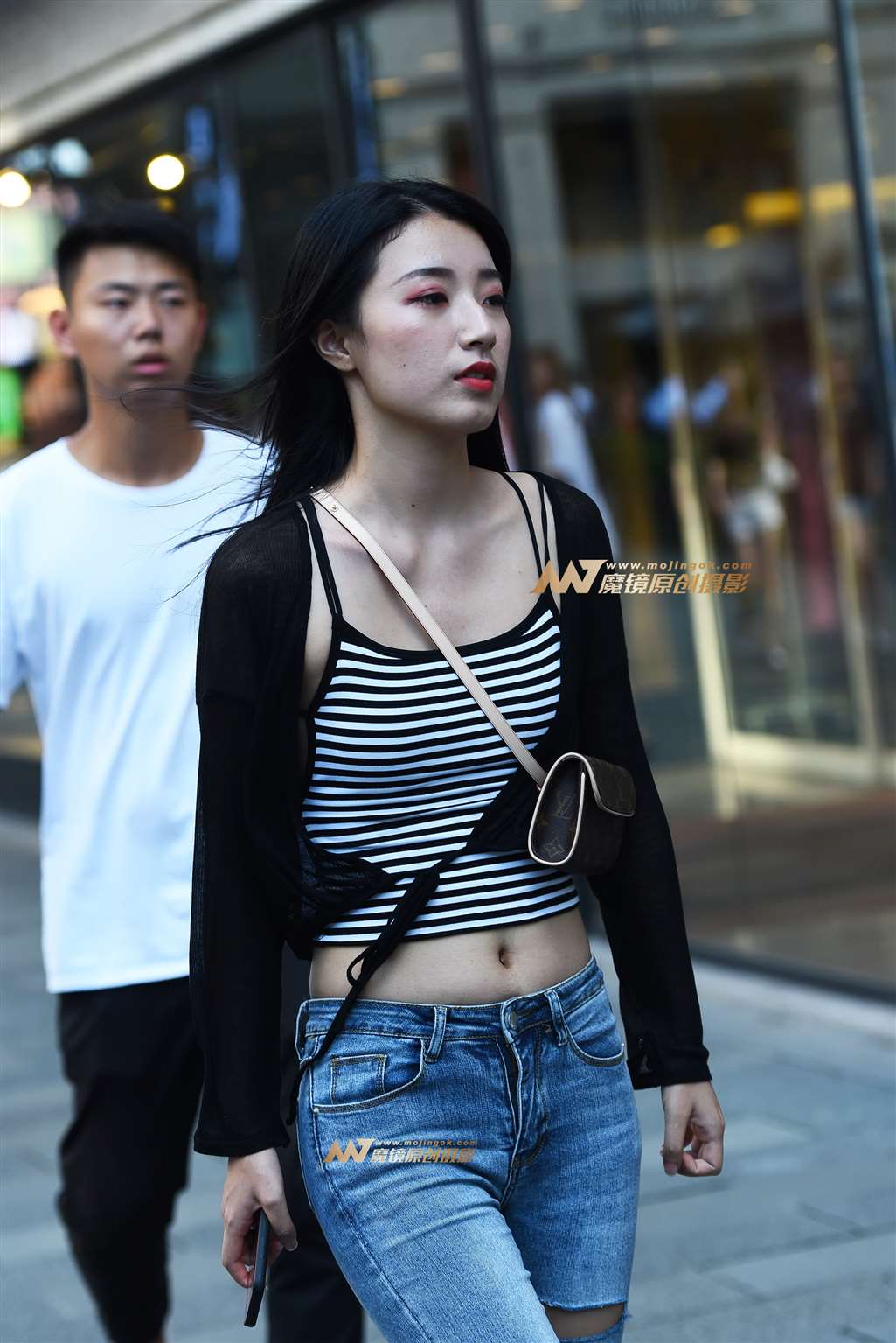 图片[1]-【咔喳赛贴】逛街牛仔妹-街拍流行馆
