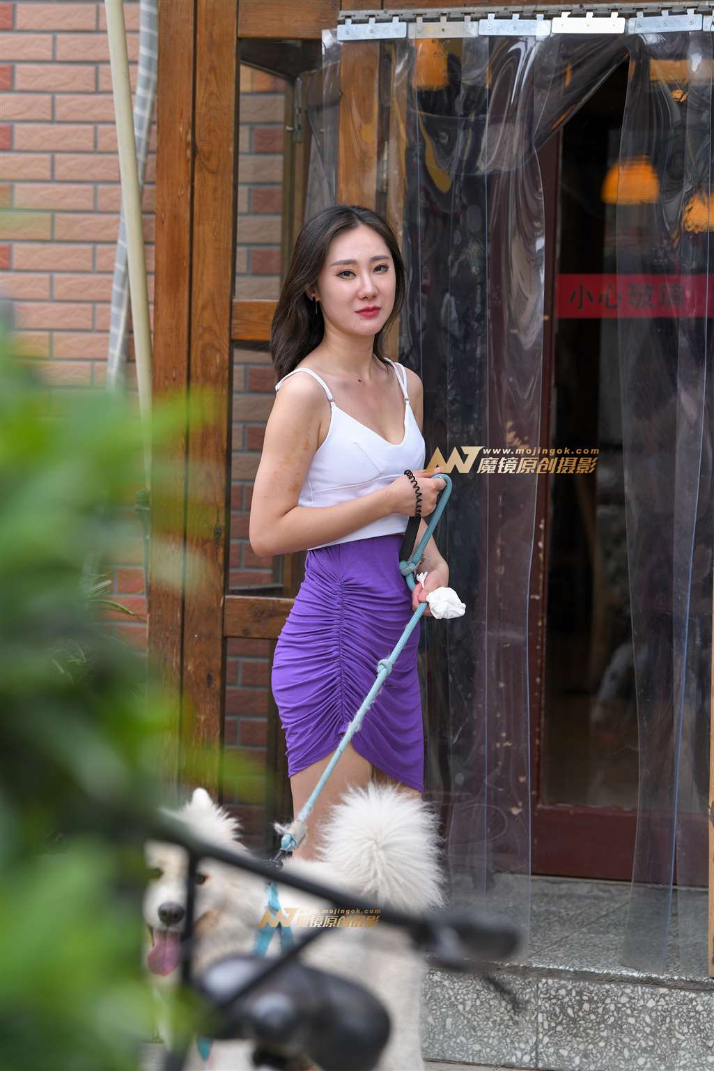 图片[1]-【久久赛帖】偶遇包臀裙美女遛狗-街拍流行馆