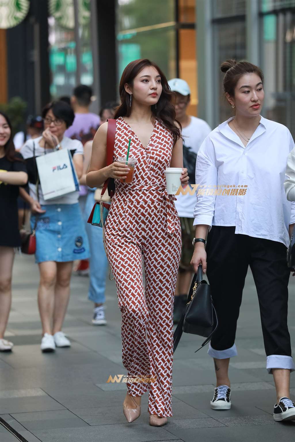 图片[1]-【凯恩赛帖】美人不失肉感-街拍流行馆