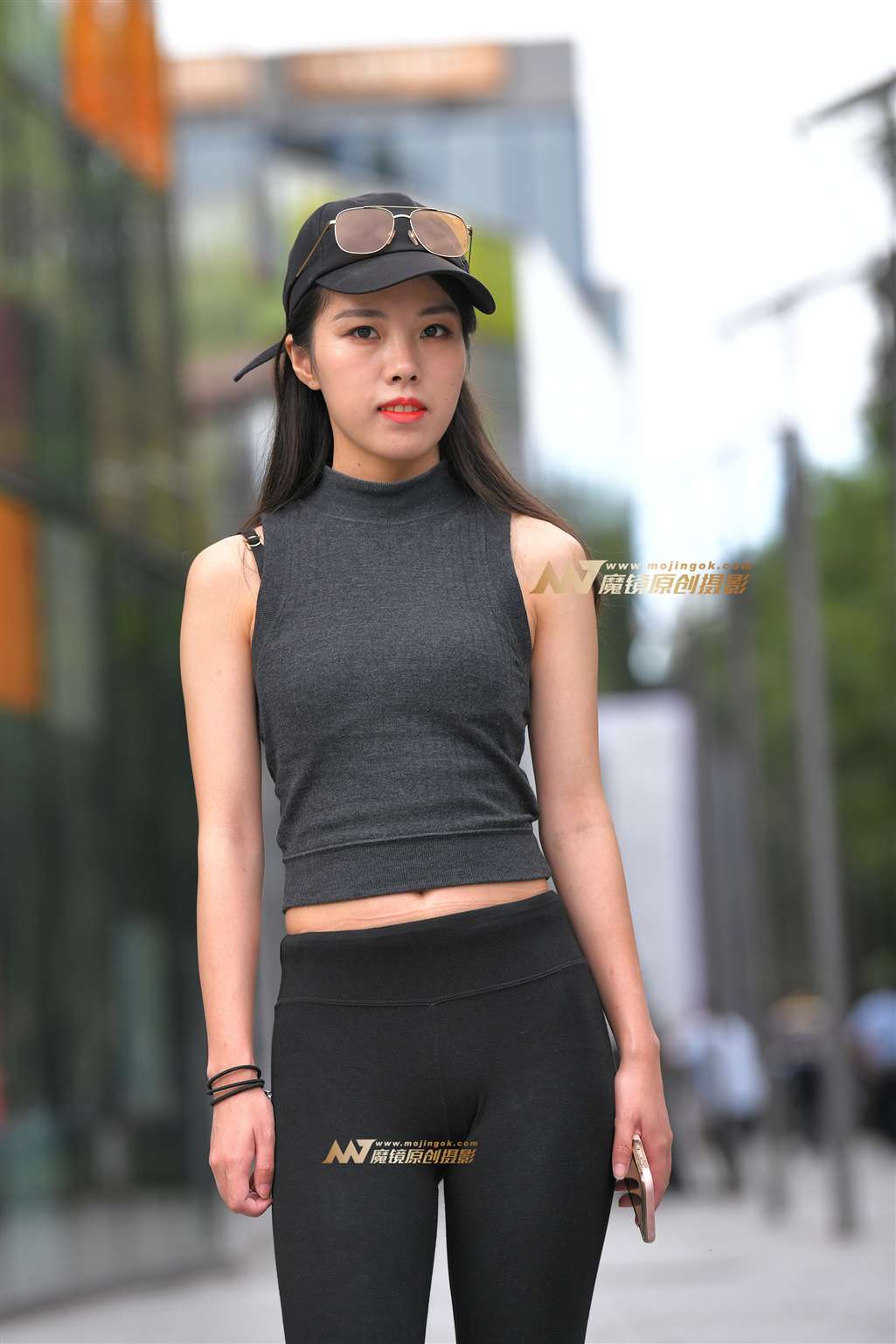 图片[1]-【红石赛帖】身材性感的紧身裤美女-街拍流行馆