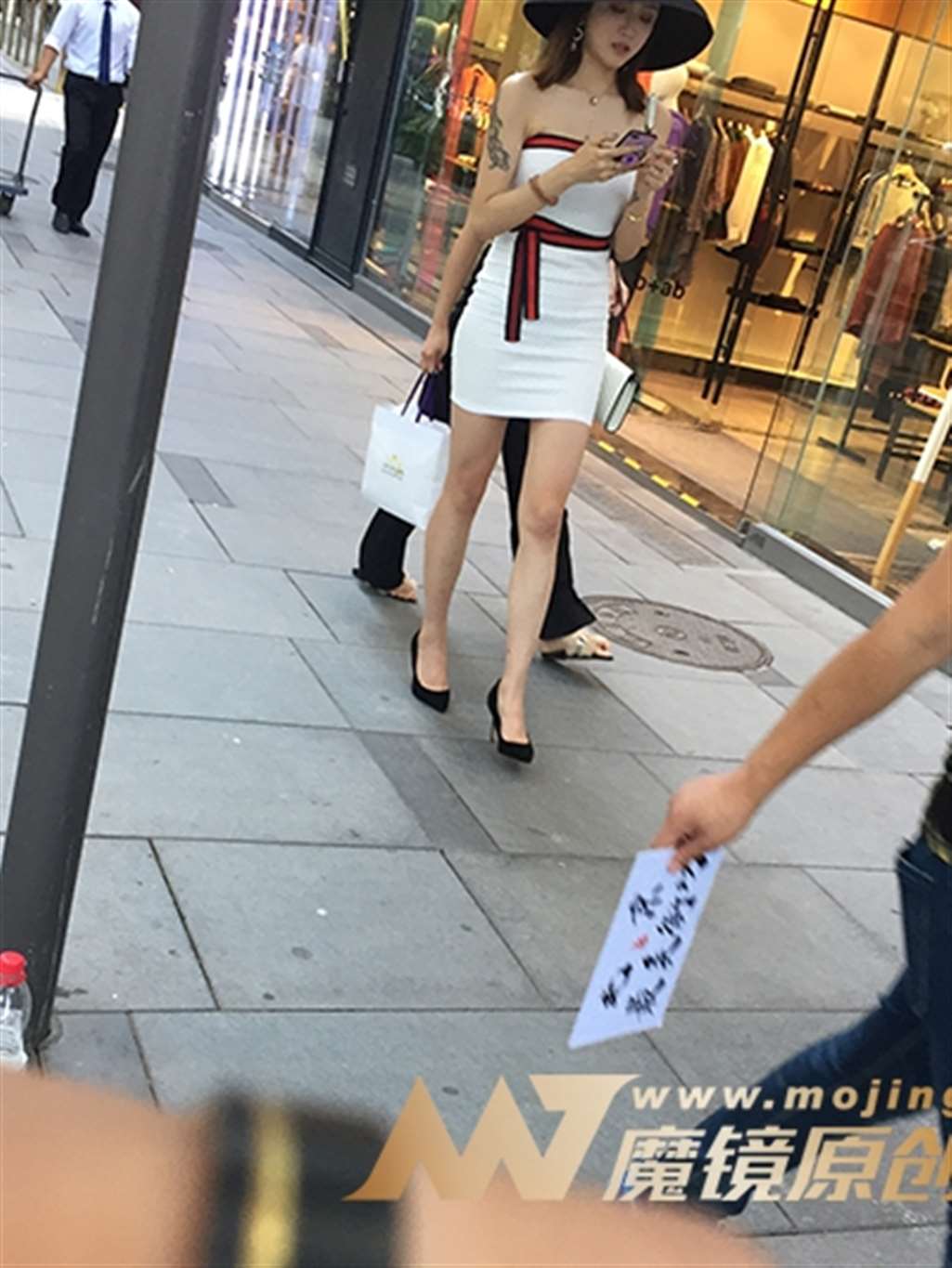 图片[3]-【红石赛帖】性感紧身包臀白裙美女-街拍流行馆