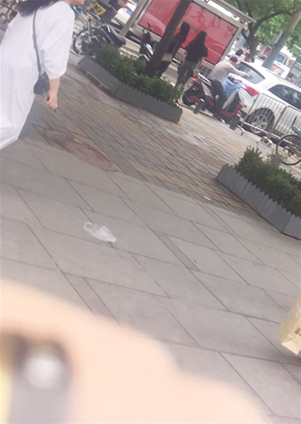 图片[3]-【红石赛帖】来买咖啡的紧身裤美女-街拍流行馆
