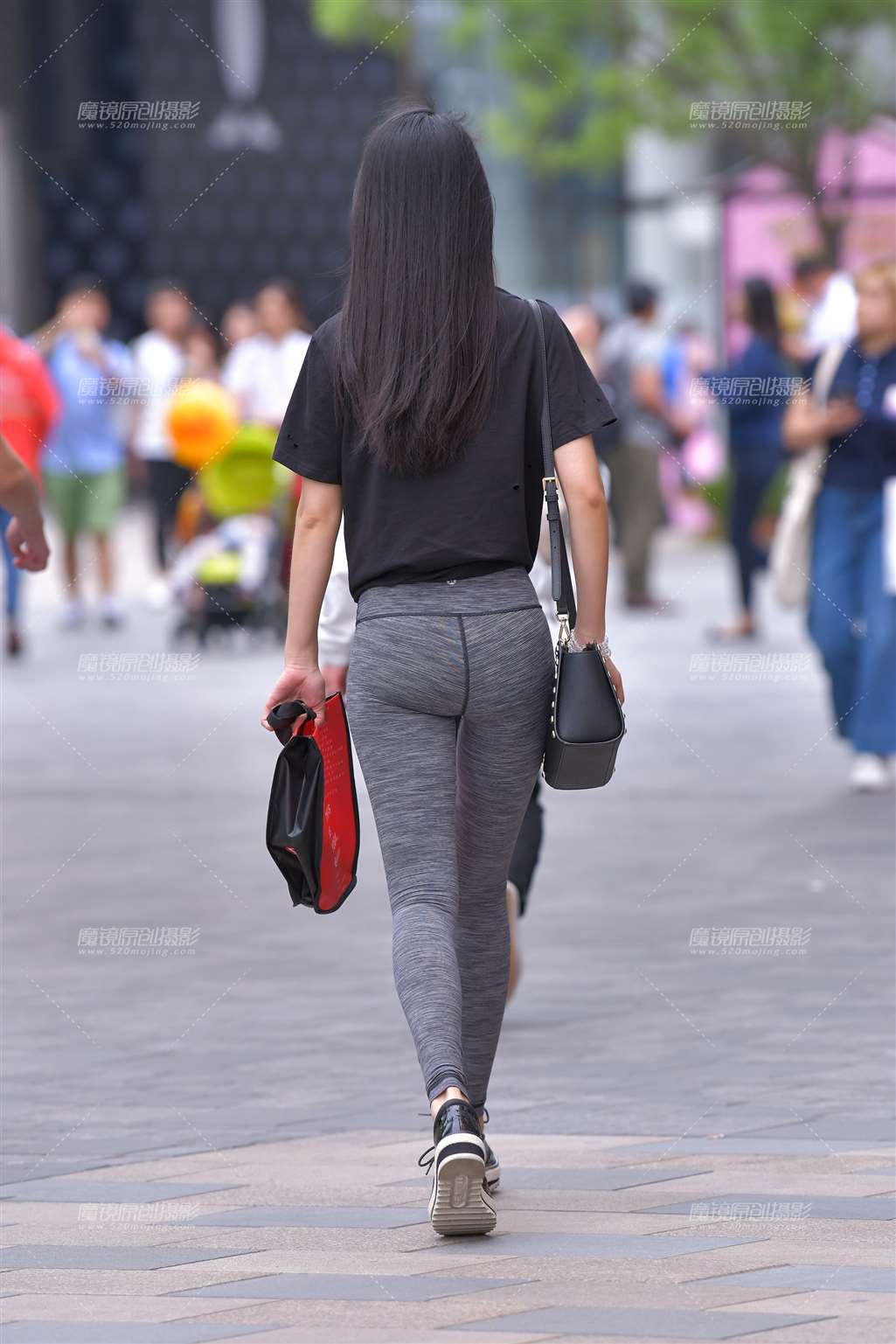 图片[5]-【红石赛帖】来买咖啡的紧身裤美女-街拍流行馆