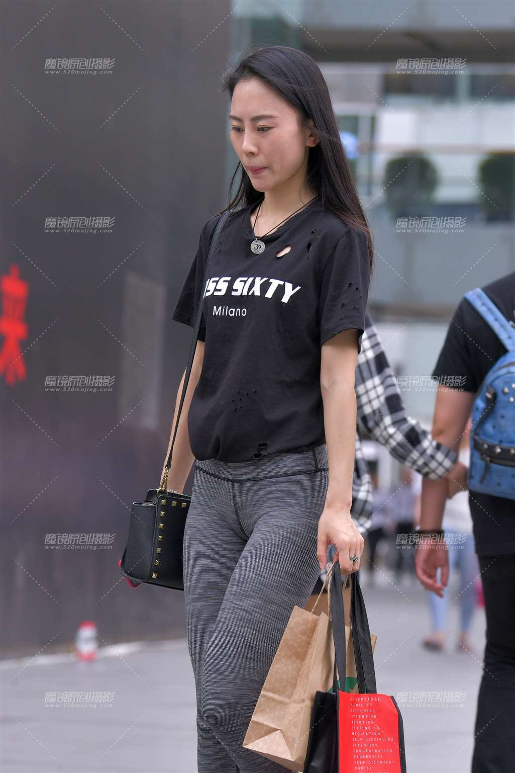图片[1]-【红石赛帖】来买咖啡的紧身裤美女-街拍流行馆