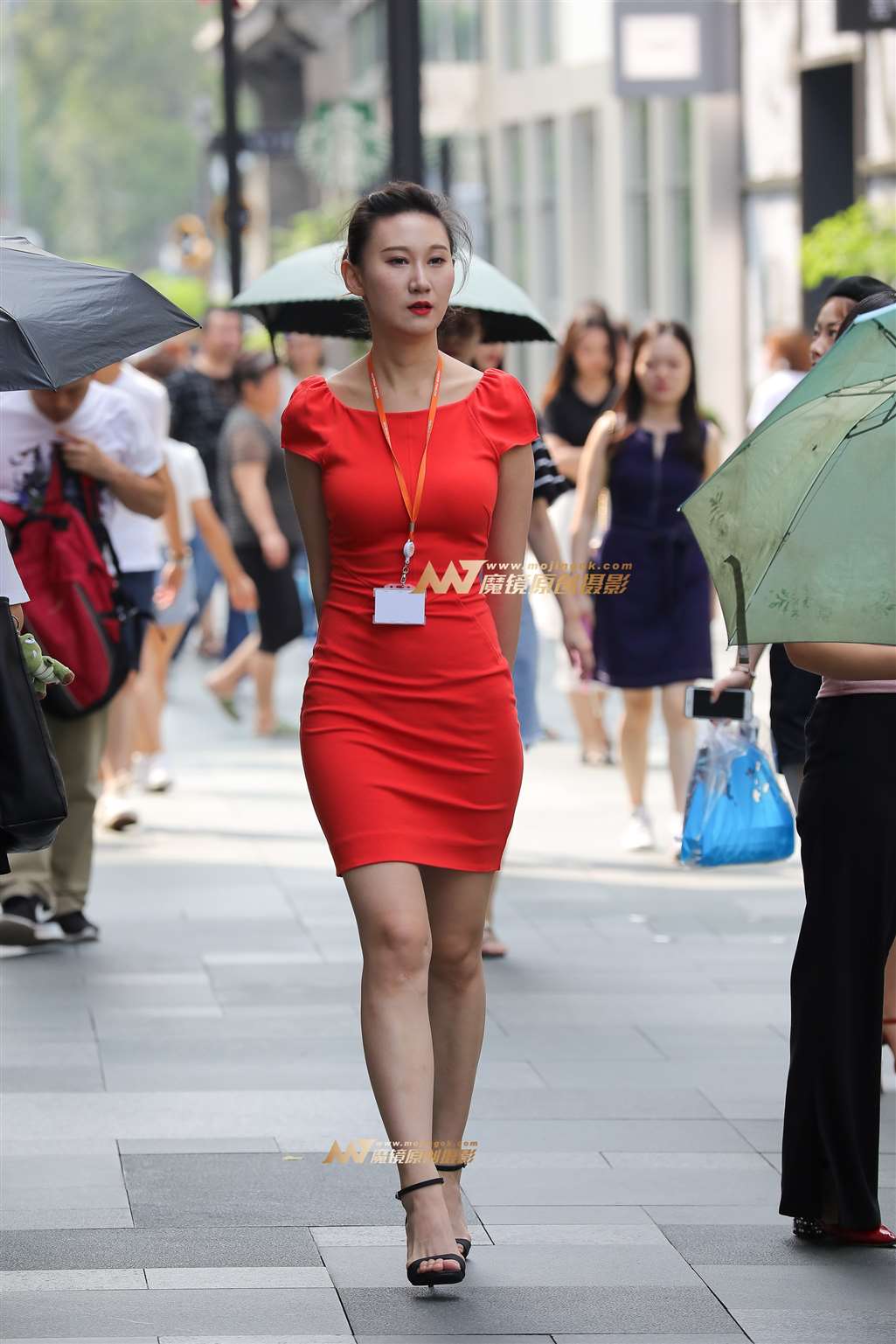 图片[1]-【凯恩赛贴】上班的红裙美妇-街拍流行馆