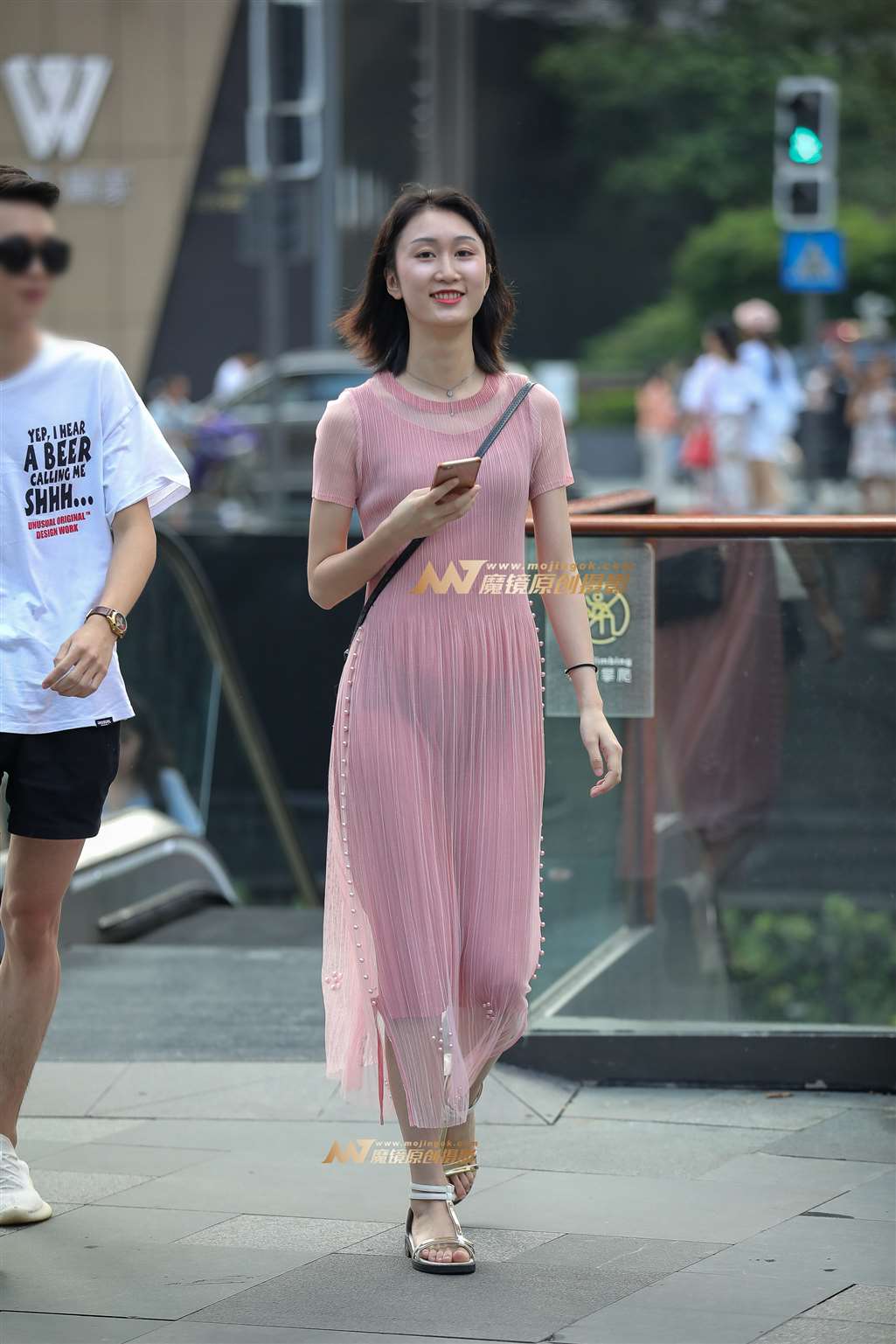 图片[1]-【凯恩赛贴】迷人甜美的高挑长裙美女-街拍流行馆