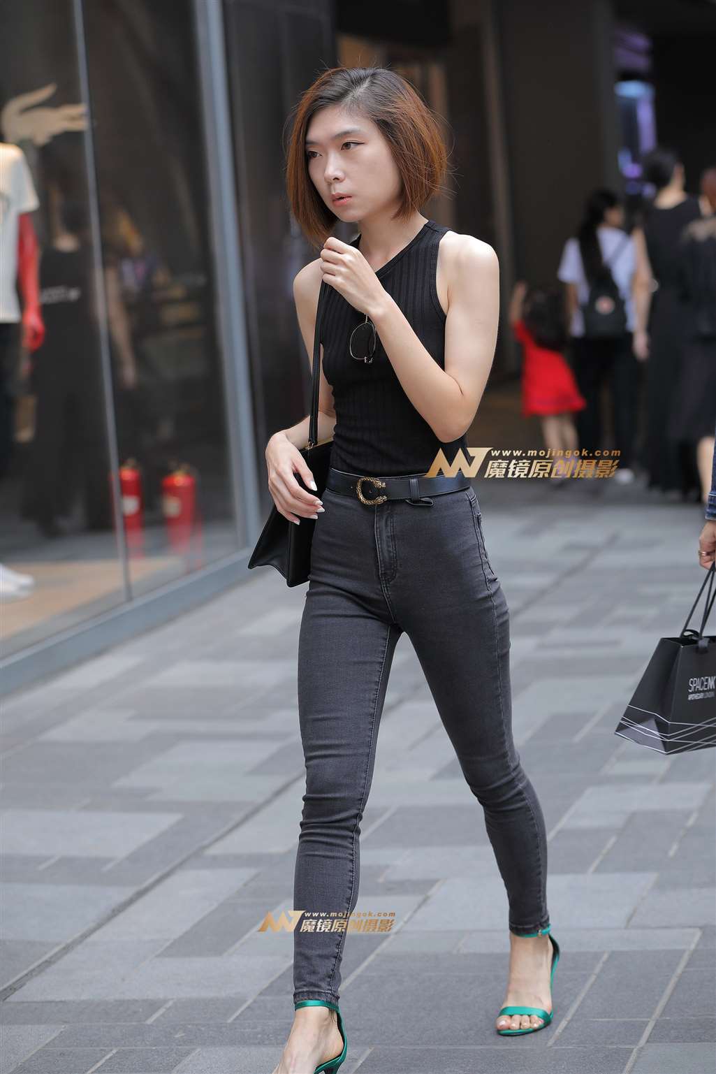 图片[1]-【视觉冲击赛帖】铅笔紧牛MM，逛街买衣服-街拍流行馆