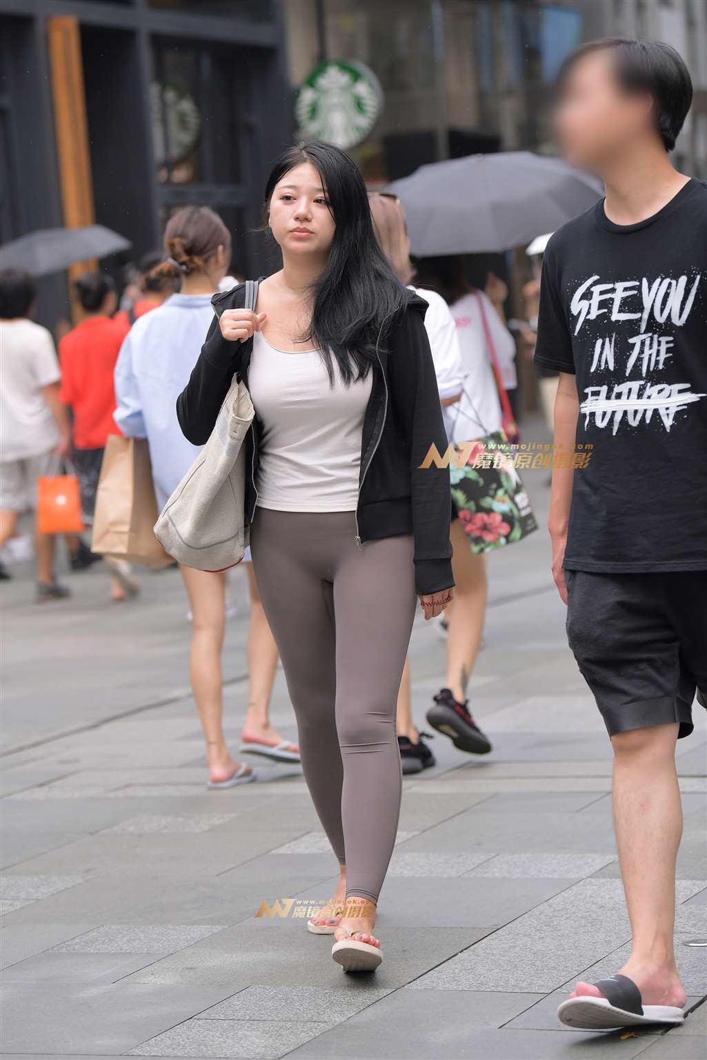 图片[1]-【街拍之魂赛帖】雨中的紧身裤-街拍流行馆