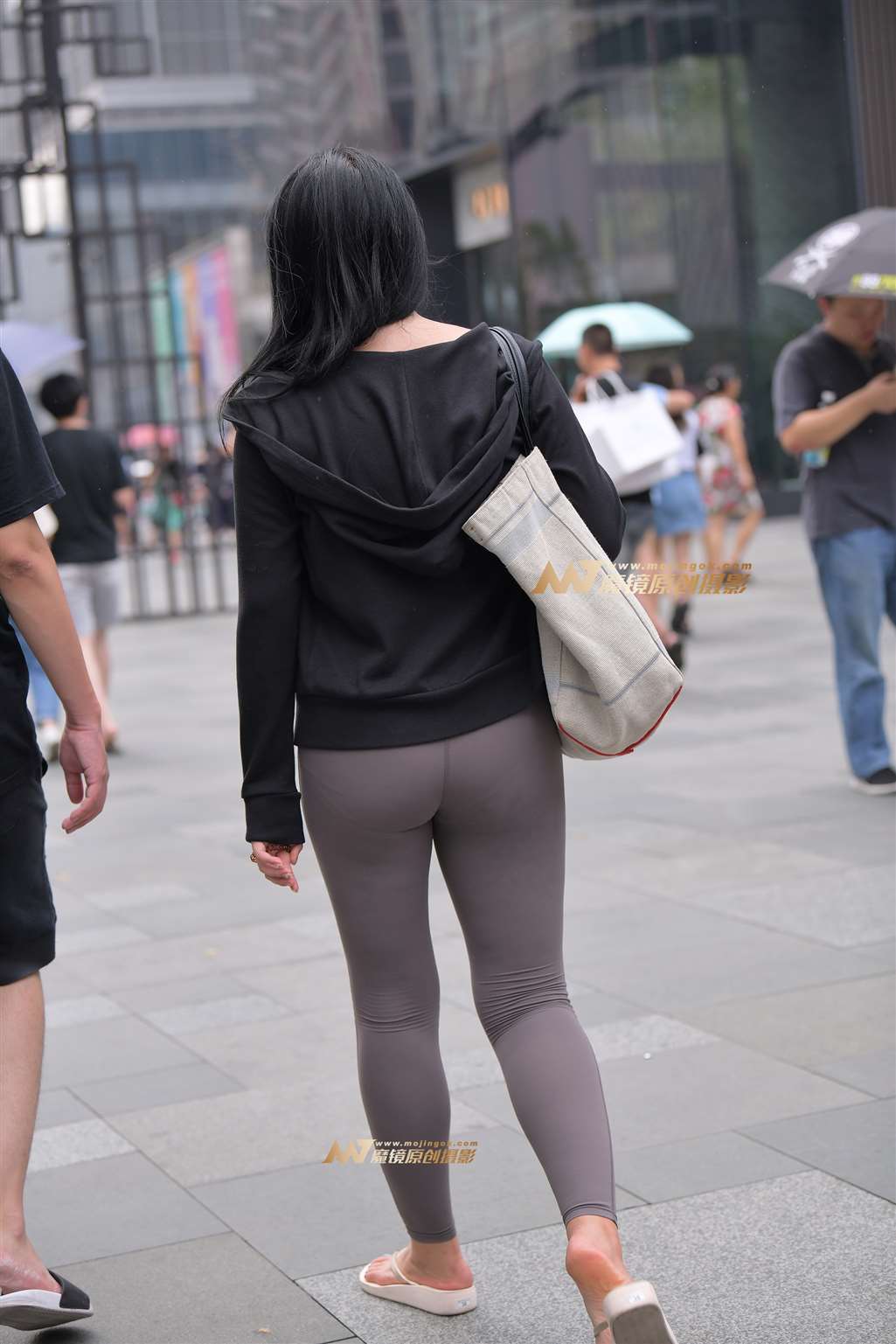 图片[2]-【街拍之魂赛帖】雨中的紧身裤-街拍流行馆