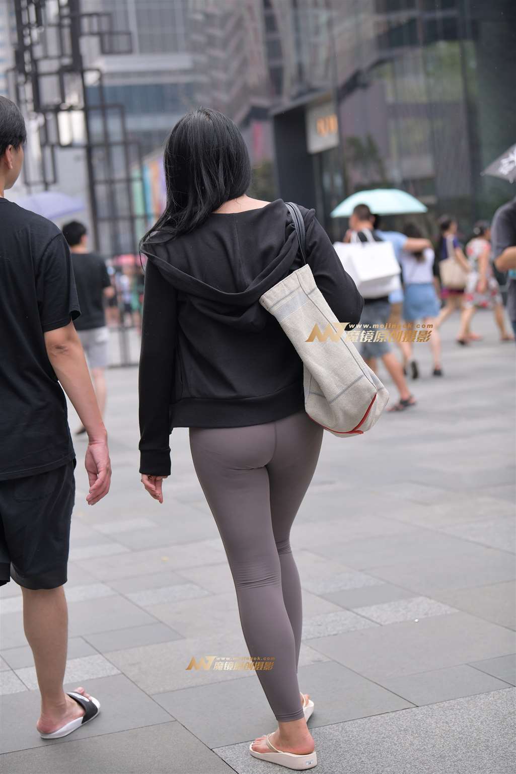 图片[4]-【街拍之魂赛帖】雨中的紧身裤-街拍流行馆