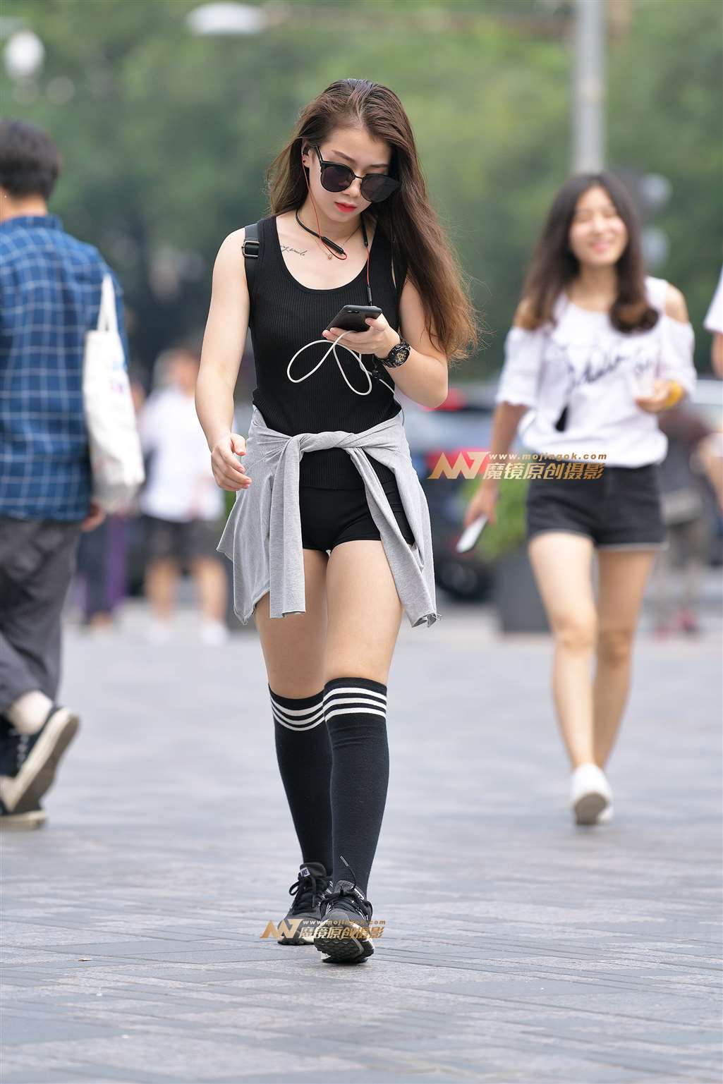 图片[1]-【红石赛帖】热裤小妹-街拍流行馆