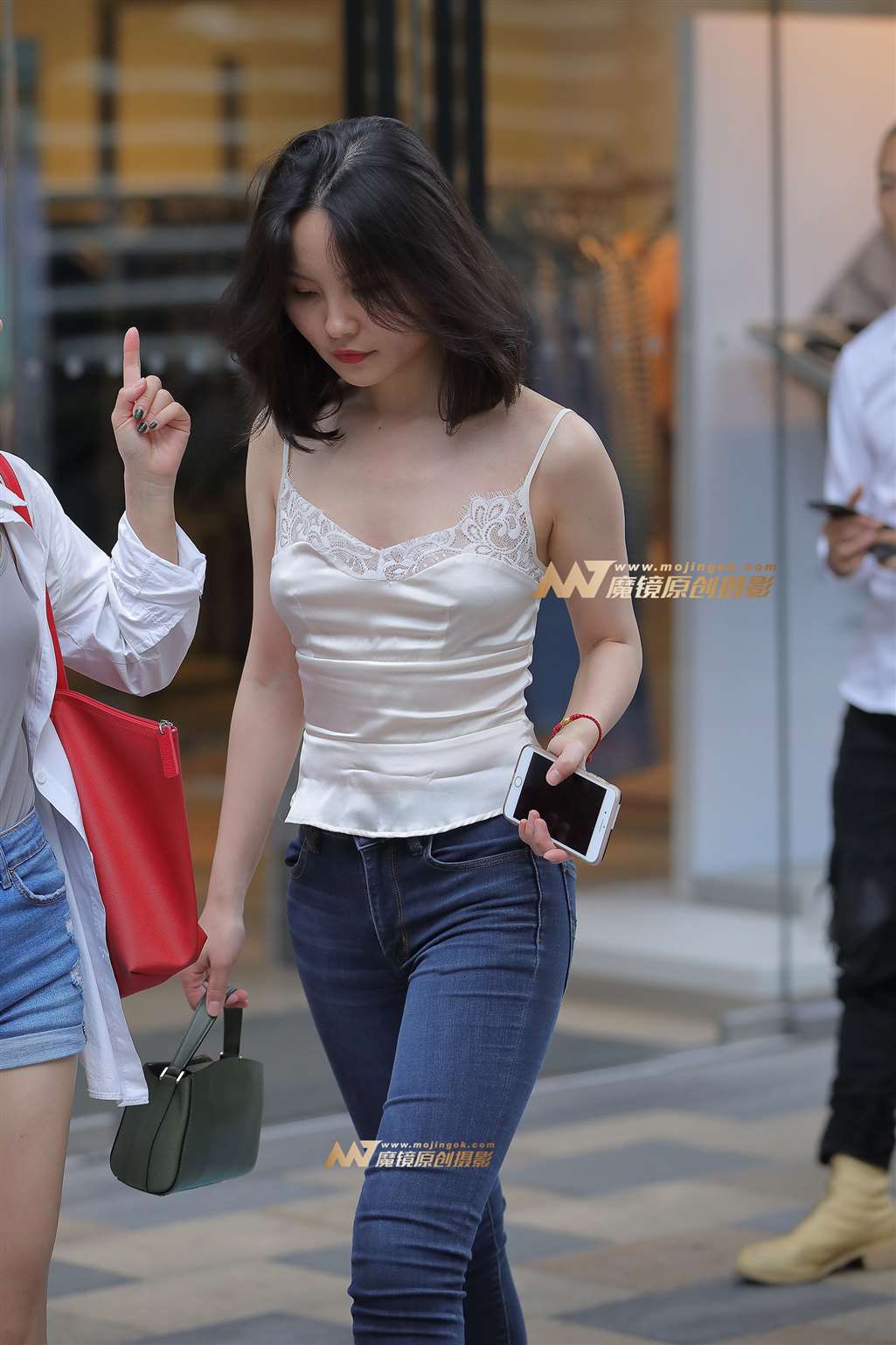 图片[1]-【视觉冲击赛帖】性感小背心，紧牛小姐姐-街拍流行馆