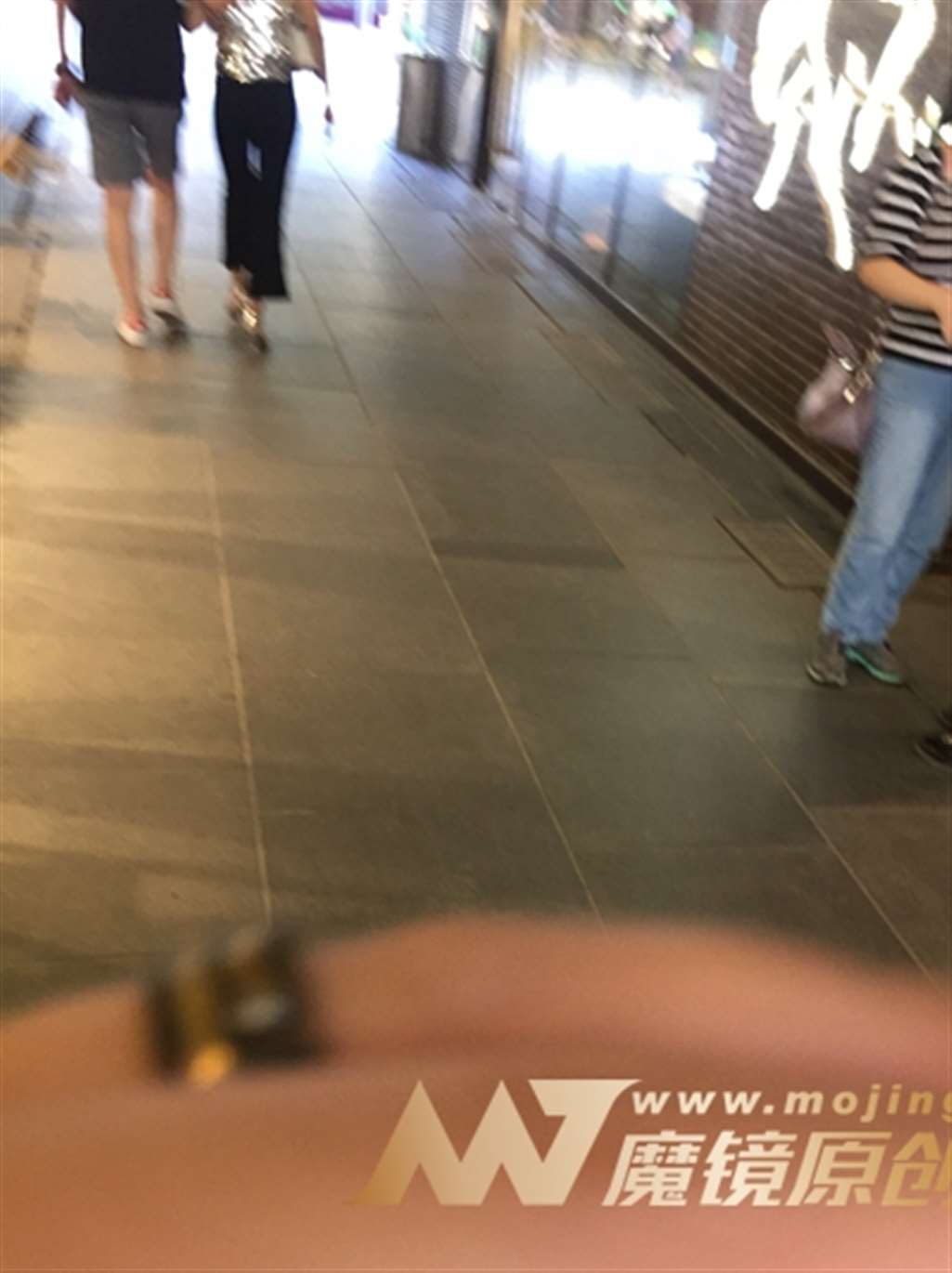 图片[3]-【神摄手赛帖】闪片吊带衫，开叉九分裤-街拍流行馆