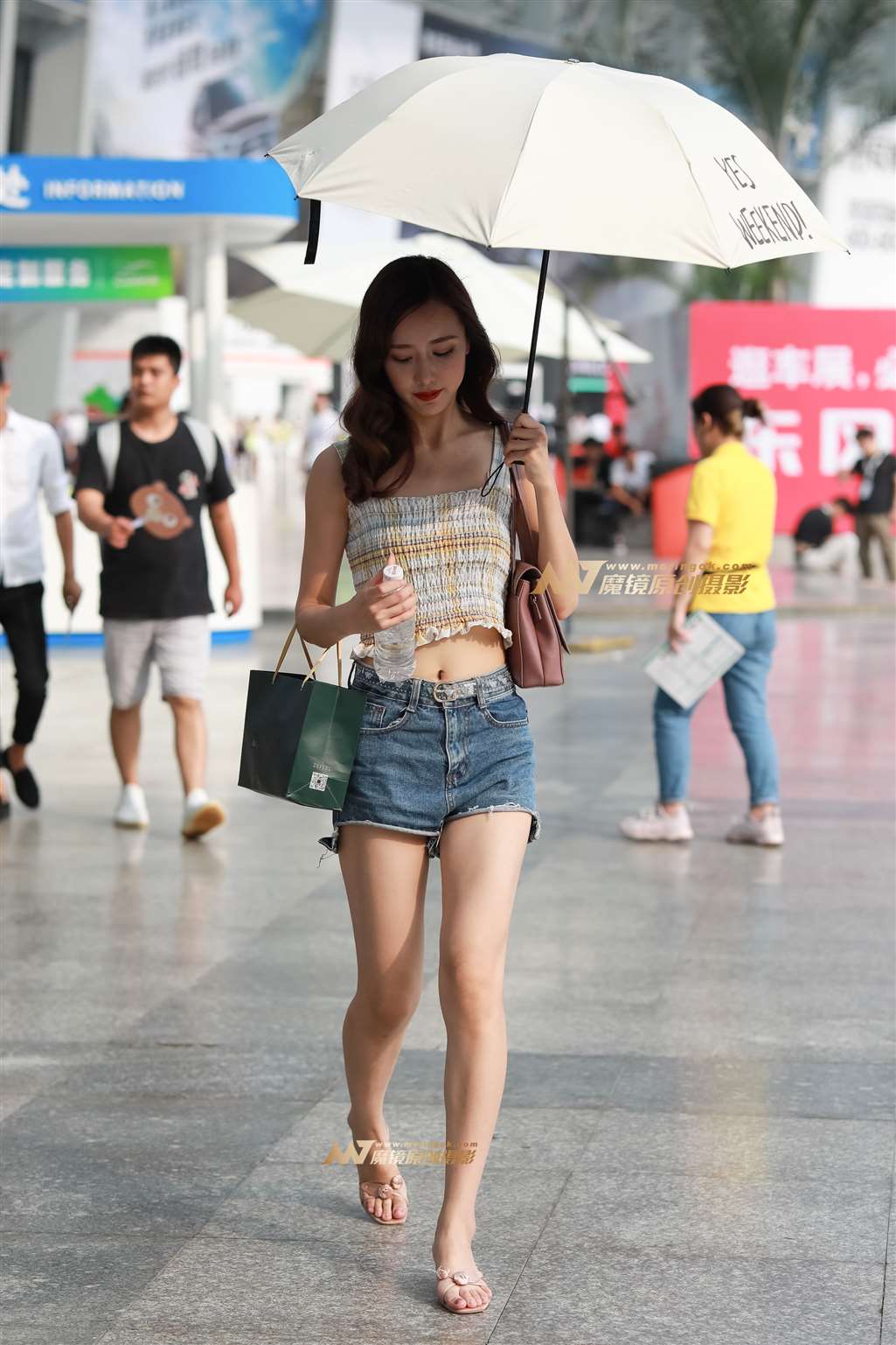 图片[1]-【凯恩赛帖】长腿俏丽美女-街拍流行馆