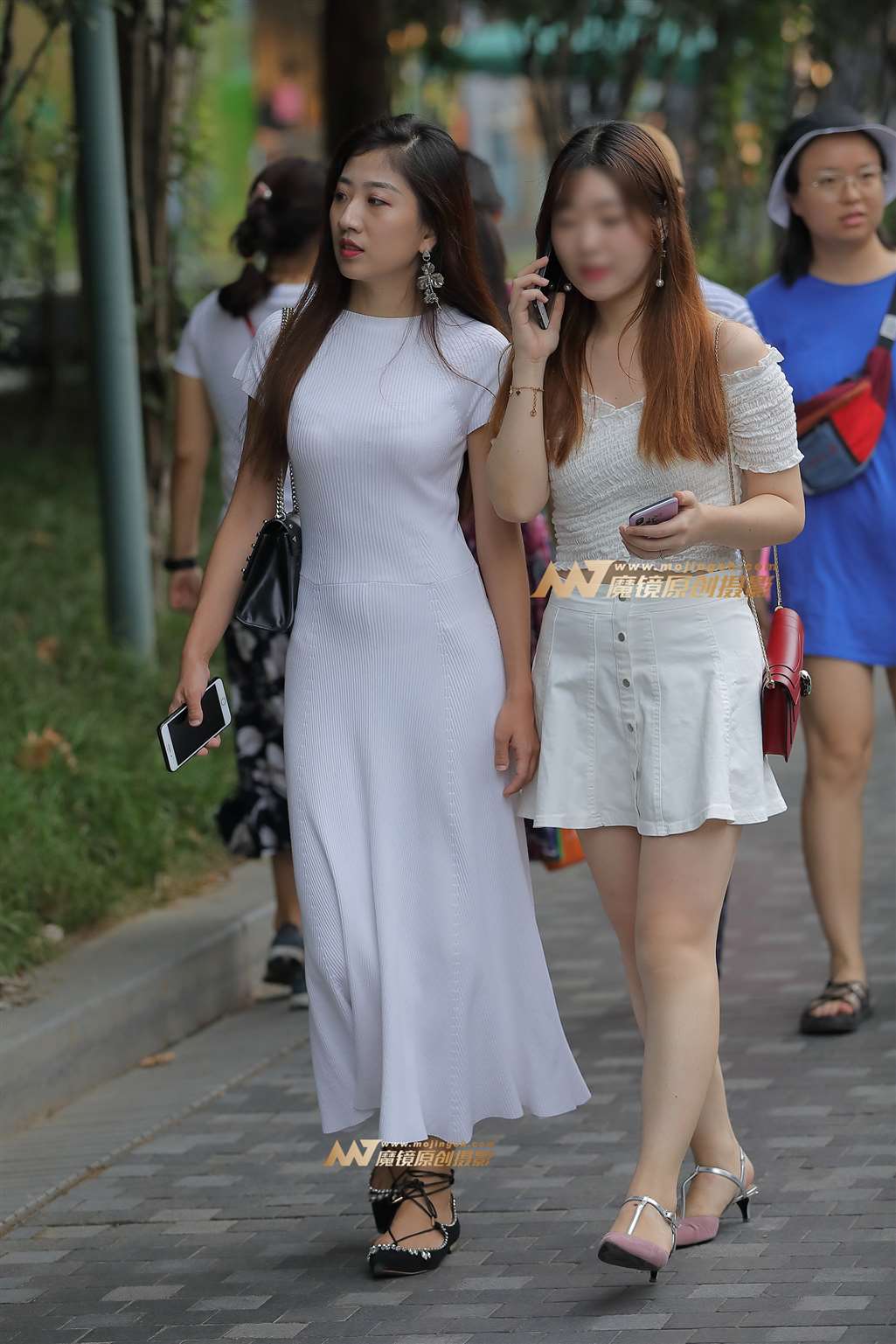 图片[1]-【视觉冲击赛贴】贴身洁白长裙少妇-街拍流行馆