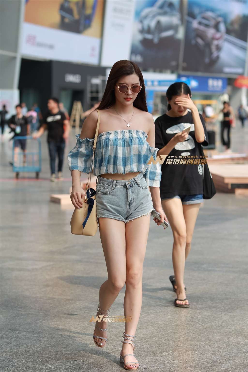 图片[1]-【凯恩赛帖】长腿高冷美眉-街拍流行馆