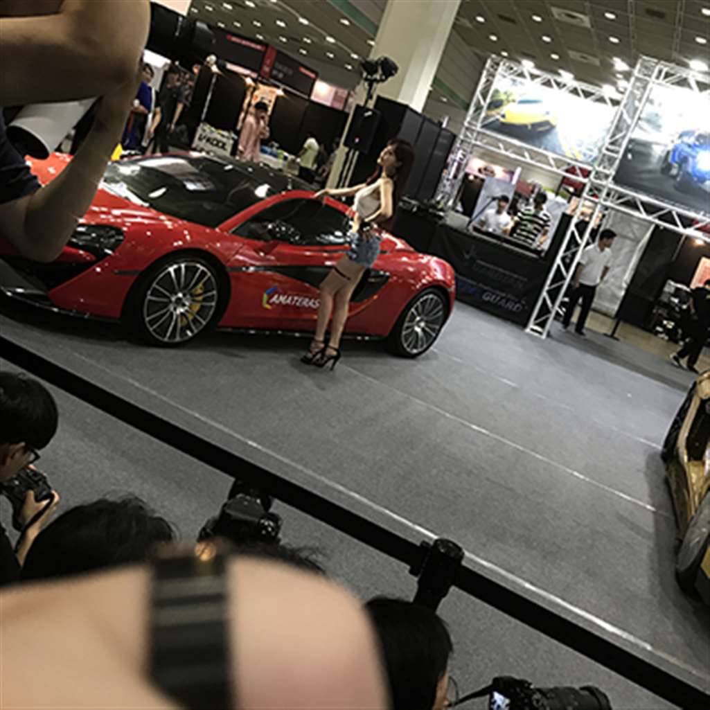 图片[3]-[辉辉赛贴-韩国改装车展]可爱的热裤车模-街拍流行馆