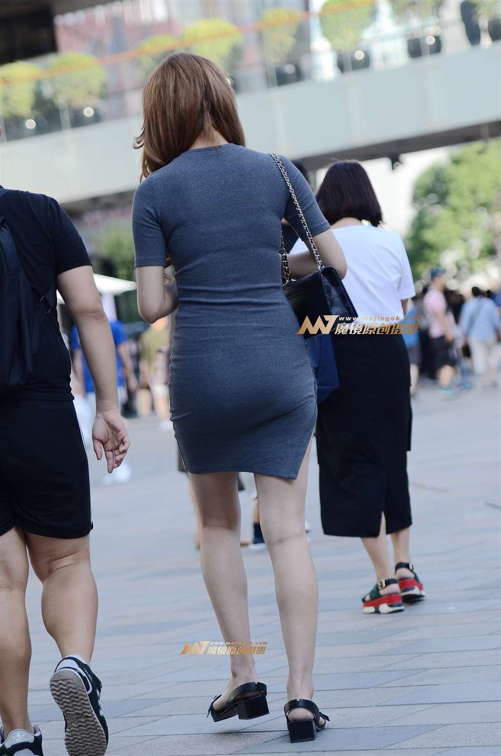 图片[2]-【神摄手赛帖】裹身开叉裙-街拍流行馆