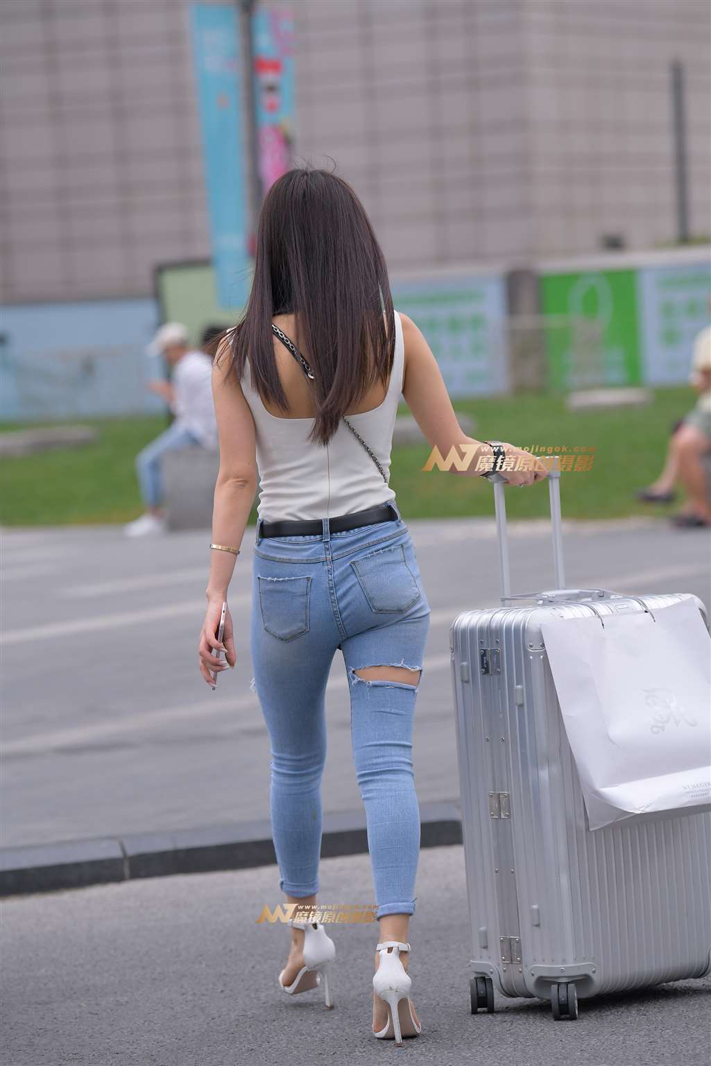 图片[2]-【街拍之魂赛帖】街边等人的紧牛-街拍流行馆