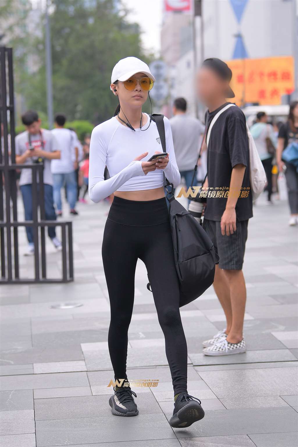 图片[4]-【街拍之魂赛帖】拿着咖啡的紧身裤MM-街拍流行馆