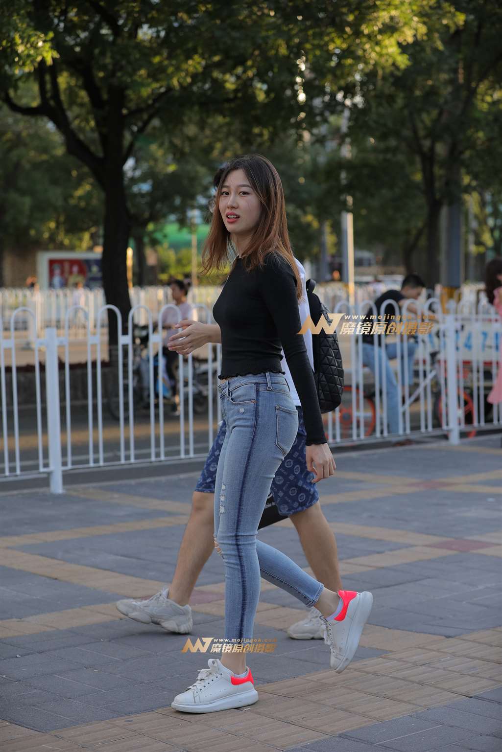 图片[1]-【视觉冲击赛贴】紧牛翘臀女友-街拍流行馆