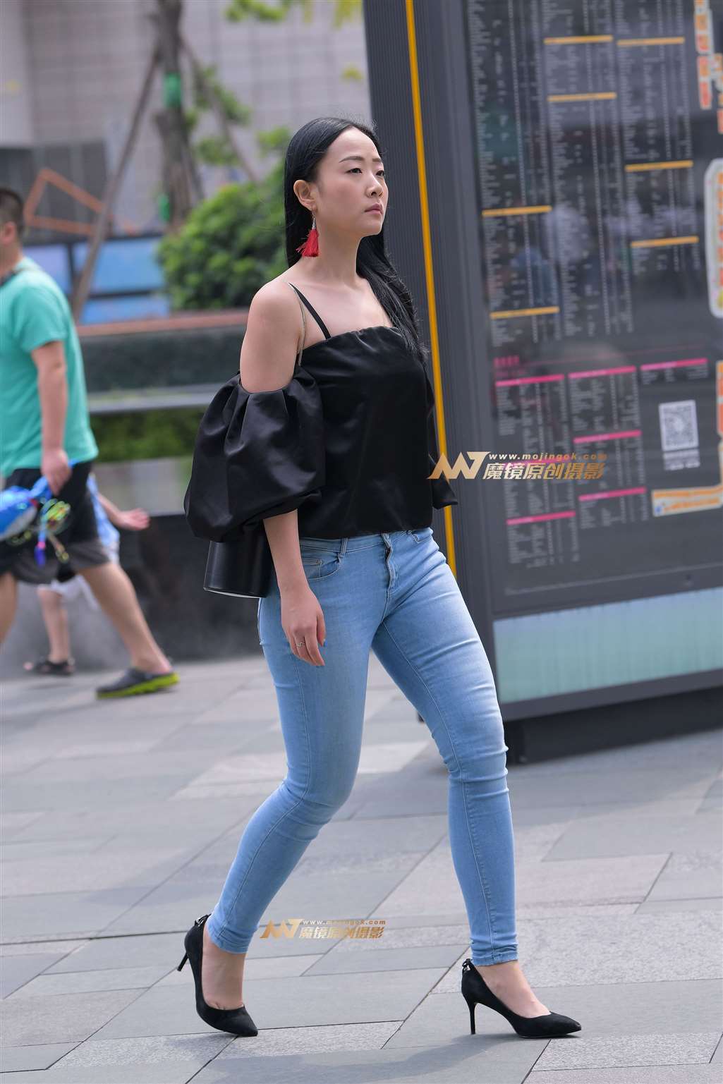 图片[1]-【街拍之魂赛帖】逛街的吊带紧牛-街拍流行馆