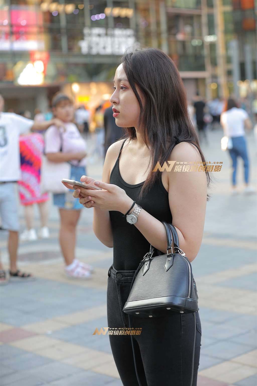 图片[1]-【视觉冲击赛贴】黄昏后-露背紧牛少妇-街拍流行馆