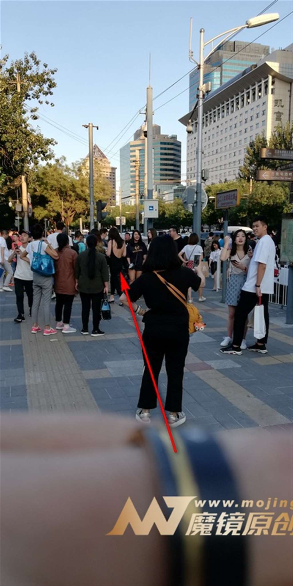 图片[3]-【视觉冲击赛贴】黄昏后-露背紧牛少妇-街拍流行馆