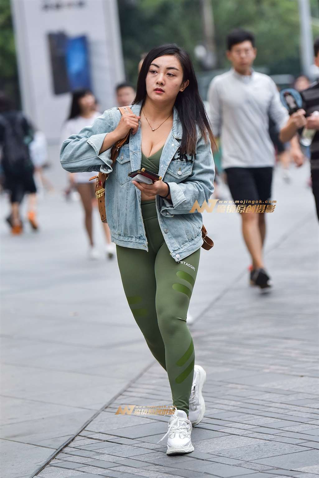 图片[1]-丰满瑜珈裤美眉 活力四射-街拍流行馆