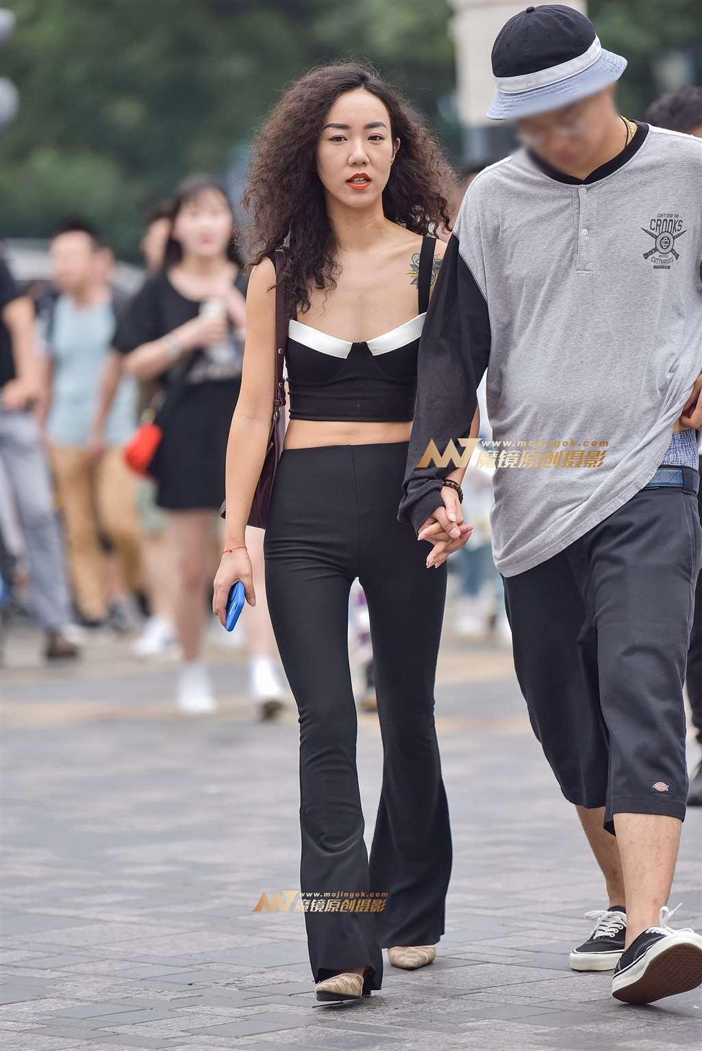 图片[3]-性感裸背紧身喇叭裤美女-街拍流行馆