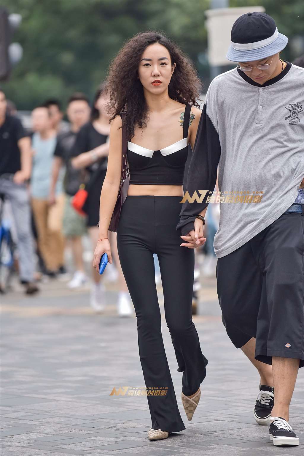图片[4]-性感裸背紧身喇叭裤美女-街拍流行馆