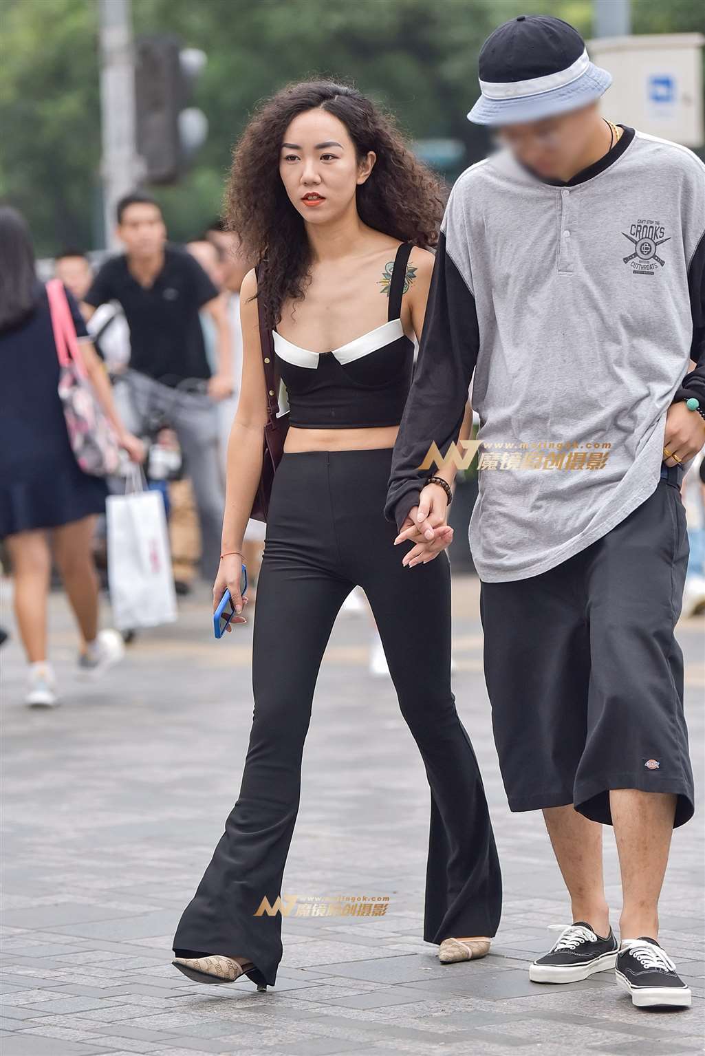 图片[5]-性感裸背紧身喇叭裤美女-街拍流行馆